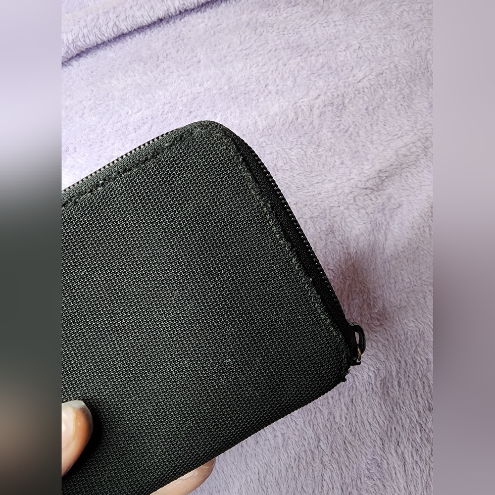 GUCCI G logo Compact Zippy Wallet - Picture 6 of 16